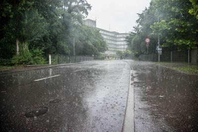 Esslingen: Unwetter sorgt fuer vollgelaufene Keller, Tiefgaragen und ueberschwemmte Strassen